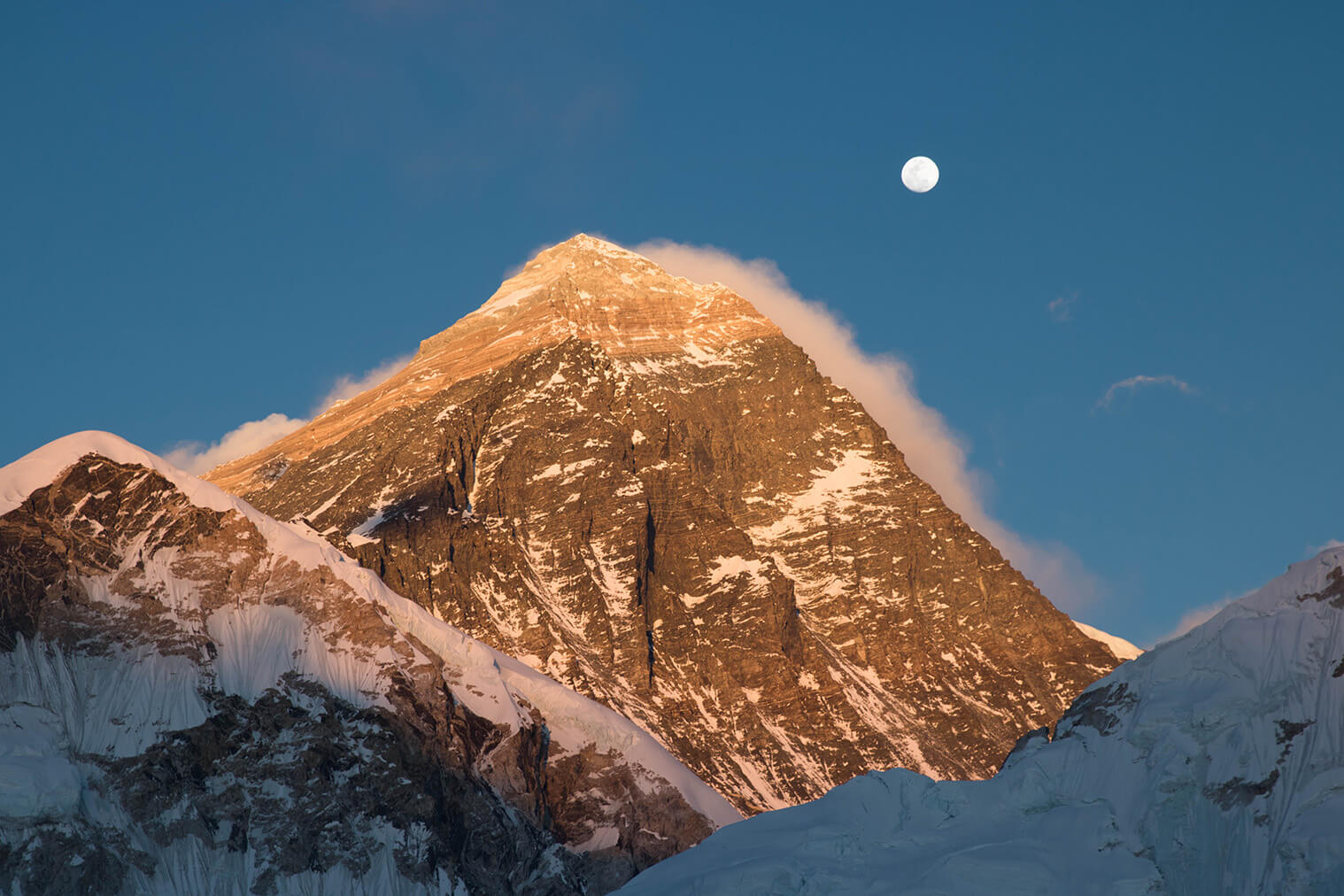 Mt. Everest (8848 m) z vrchu Kala Patthar pri západe slnka