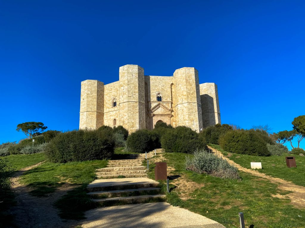 Zákutia Bari, tajomný Castel del Monte a šmolkovské Alberobello