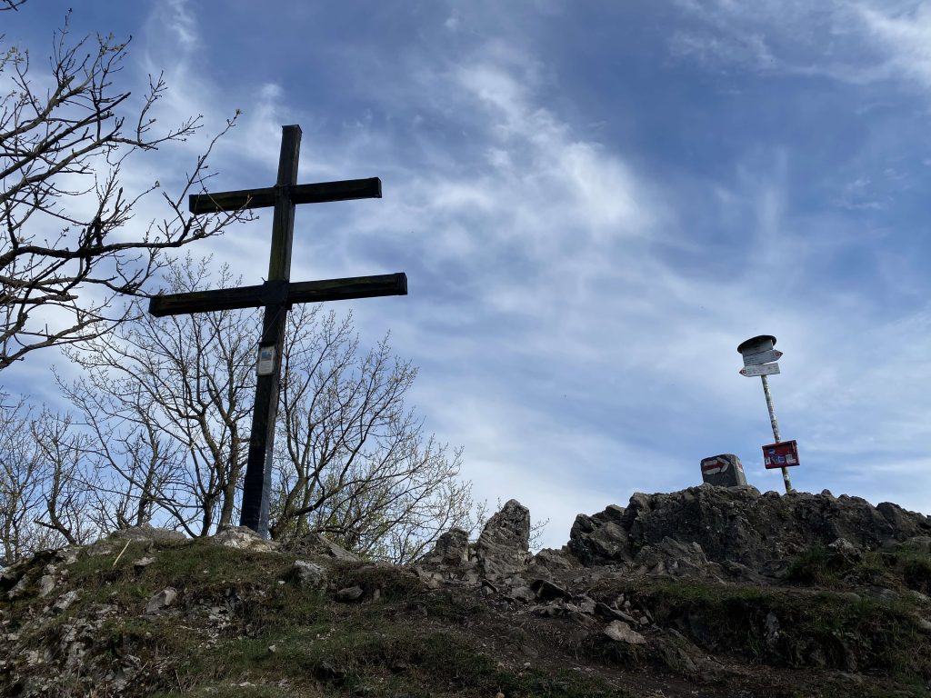 Vrchol Zárub, najvyššieho vrchu Trnavského kraja a Malých Karpát