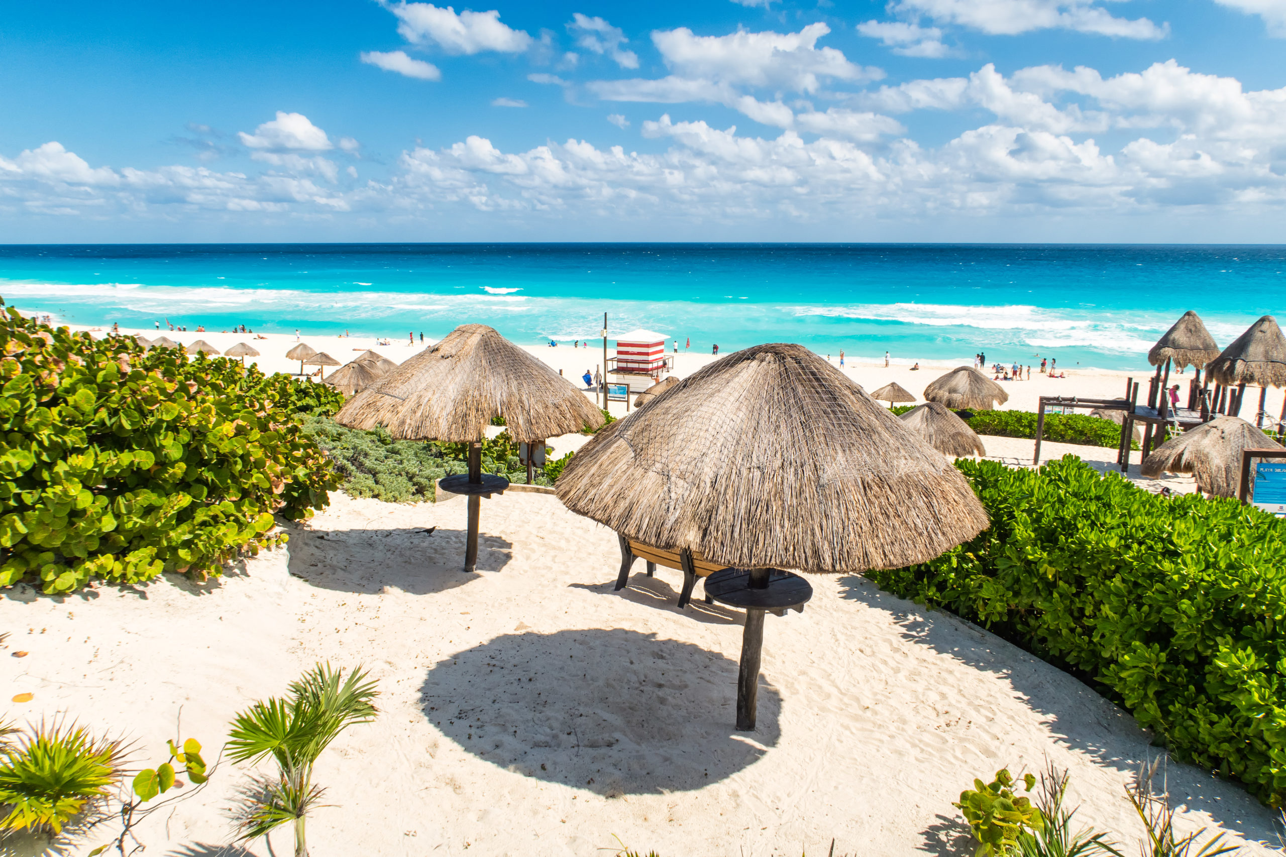 Karibský Cancún je plný turistov, kde dovolenkujú Mexičania?