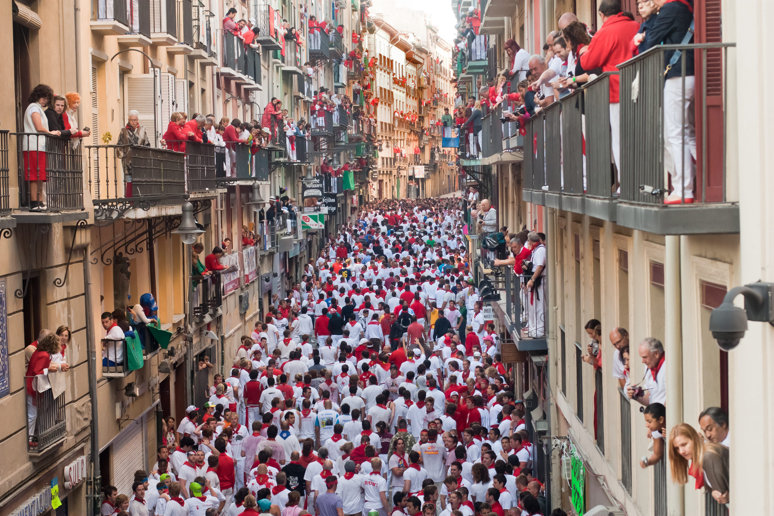 Prečo sa Pamplona obliekla do bielo-červenej